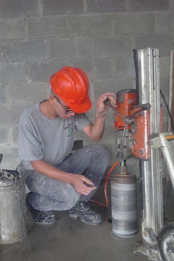 Perfuraão de concreto com broca diamantada para sistema de ventilaço